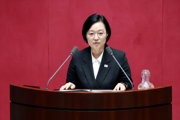 국회 본회의에서 취임 인사하는 한성숙 국무총리