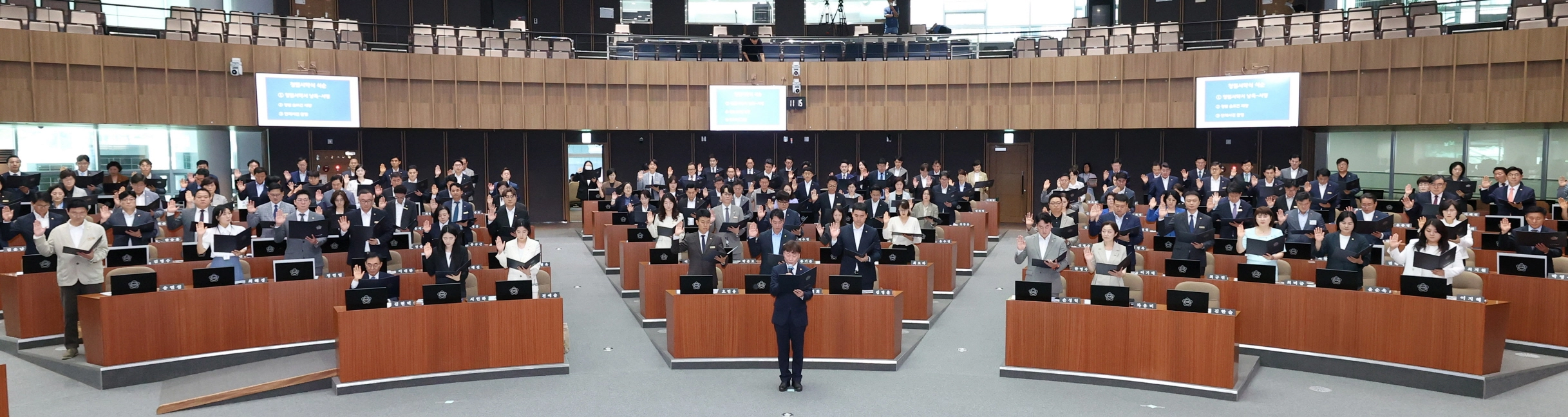 ▲경기도의회 본회의장에서 열린 ‘2026년도 청렴도 제고를 위한 청렴서약식’에서 전체 도의원들이 손을 들어 청렴 서약을 하고 있다. (사진=경기도의회)