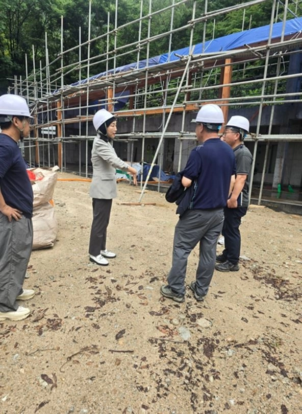이영실 의원이 공사 진행 상황과 주요 시설 배치, 이용 동선, 안전시설 설치 현황 등을 점검하고 있다. 서울시의회 제공