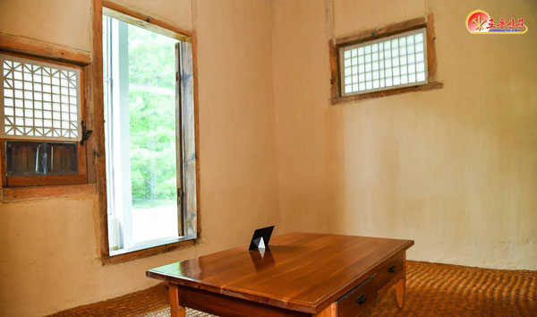 북한 노동당 기관지 노동신문은 24일 다가오는 조국해방전쟁(한국전쟁) 승리 기념일 73주년을 맞아 용표혁명사적지의 모습을 보도했다. 사진은 김일성 주석이 원산지구해안방어계획을 세운 방의 모습.  평양 노동신문 뉴스1