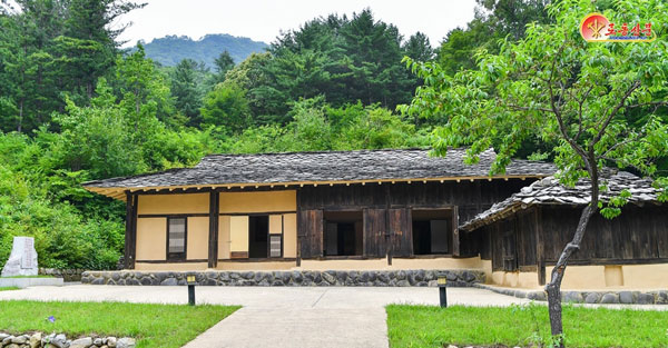 북한 노동당 기관지 노동신문은 24일 다가오는 조국해방전쟁(한국전쟁) 승리 기념일 73주년을 맞아 용표혁명사적지의 모습을 보도했다. 신문에 따르면 사진은 과거 김일성이 모범전투원들과 담화를 나눴던 집이다. 평양 노동신문 뉴스1