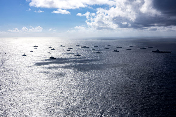 지난 22일(현지시간) 2026 환태평양훈련(RIMPAC)에 참가한 연합해군 전력이 미국 하와이 제도 북부에서 해상훈련을 실시하고 있다.  대한민국 해군에서는 이지스구축함 정조대왕함(DDG, 8,200톤급), 잠수함 도산안창호함(SS-III, 3,000톤급), 호위함 대전함(FFG, 3,100톤급), 상륙함 천자봉함(LST-II, 4,900톤급)이 훈련에 참가했다. 2026.7.24  미 해군 제공