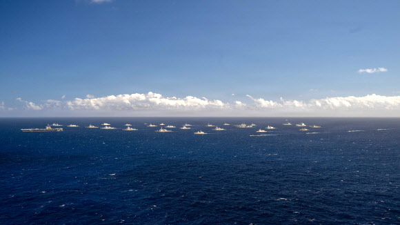 지난 22일(현지시간) 2026 환태평양훈련(RIMPAC)에 참가한 연합해군 전력이 미국 하와이 제도 북부에서 해상훈련을 실시하고 있다.  대한민국 해군에서는 이지스구축함 정조대왕함(DDG, 8,200톤급), 잠수함 도산안창호함(SS-III, 3,000톤급), 호위함 대전함(FFG, 3,100톤급), 상륙함 천자봉함(LST-II, 4,900톤급)이 훈련에 참가했다. 2026.7.24  미 해군 제공