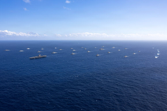 지난 22일(현지시간) 2026 환태평양훈련(RIMPAC)에 참가한 연합해군 전력이 미국 하와이 제도 북부에서 해상훈련을 실시하고 있다.  대한민국 해군에서는 이지스구축함 정조대왕함(DDG, 8,200톤급), 잠수함 도산안창호함(SS-III, 3,000톤급), 호위함 대전함(FFG, 3,100톤급), 상륙함 천자봉함(LST-II, 4,900톤급)이 훈련에 참가했다. 2026.7.24  미 해군 제공