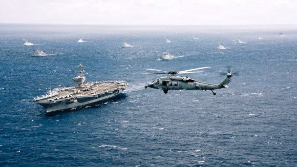 지난 22일(현지시간) 2026 환태평양훈련(RIMPAC)에 참가한 연합해군 전력이 미국 하와이 제도 북부에서 해상훈련을 실시하고 있다.  대한민국 해군에서는 이지스구축함 정조대왕함(DDG, 8,200톤급), 잠수함 도산안창호함(SS-III, 3,000톤급), 호위함 대전함(FFG, 3,100톤급), 상륙함 천자봉함(LST-II, 4,900톤급)이 훈련에 참가했다. 2026.7.24  미 해군 제공