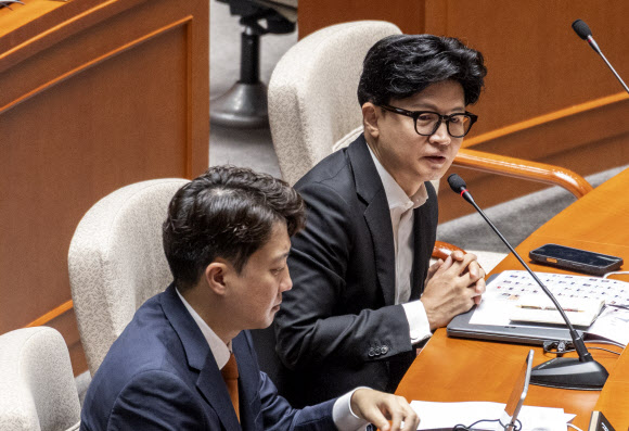 무소속 한동훈 의원(뒤)이 24일 국회에서 열린 예산결산위원회 전체 회의에 참석해 인사말을 하고 있다. 2026.7.24 연합뉴스