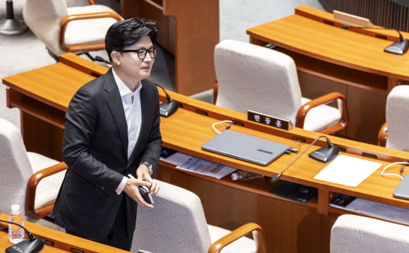 무소속 한동훈 의원이 24일 국회에서 열린 예산결산위원회 전체 회의를 마친 뒤 회의장을 빠져 나가고 있다. 2026.7.24 연합뉴스