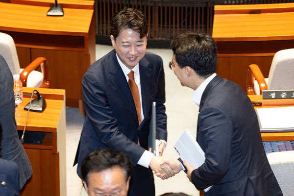 이준석 개혁신당 대표가 24일 서울 여의도 국회에서 열린 제437회 국회(임시회) 예산결산특별위원회 제2차 전체회의 산회 후 의원들과 인사하고 있다. 2026.7.24 뉴스1