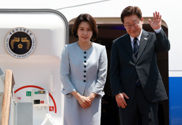 미국과 남미 순방을 위해 출국하는 이재명 대통령과 김혜경 여사가 24일 성남 서울공항 공군 1호기에서 환송객에게 인사하고 있다. 2026.7.24  연합뉴스