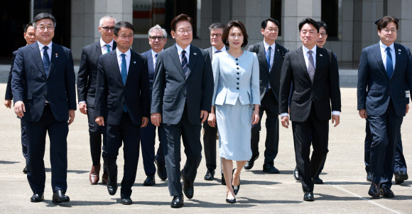 미국과 남미 순방을 위해 출국하는 이재명 대통령과 김혜경 여사가 24일 성남 서울공항에서 공군 1호기로 이동하고 있다. 앞줄 왼쪽부터 윤호중 행안부 장관, 더불어민주당 한병도 대표 직무대행 겸 원내대표, 이재명 대통령, 김혜경 여사, 강훈식 비서실장, 홍익표 정무수석. 2026.7.24  연합뉴스
