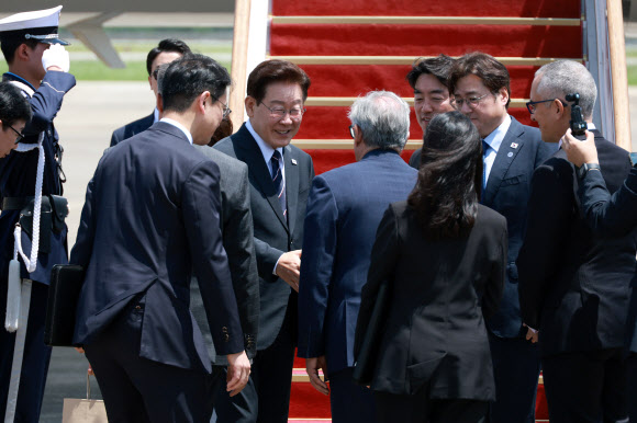 미국과 남미 순방을 위해 출국하는 이재명 대통령이 24일 성남 서울공항에서 환송 나온 다리오 세사르 셀라야 주한 아르헨티나 대사와 인사하고 있다. 2026.7.24  연합뉴스