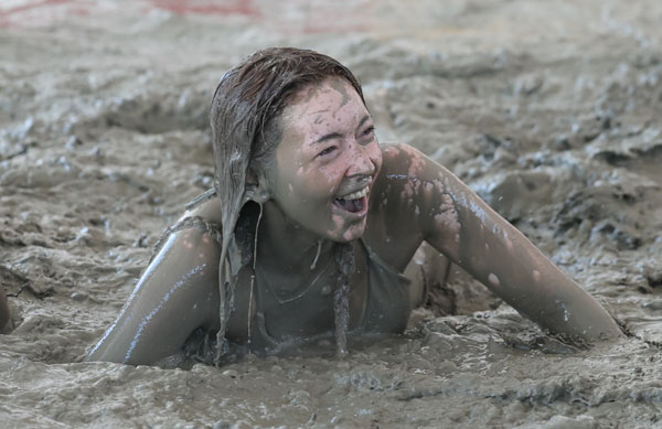 2026 보령머드축제 첫날인 24일 충남 보령 대천해수욕장 머드축제장을 찾은 외국인 관광객들이 즐거운 시간을 보내고 있다. 2026.7.24 뉴스1