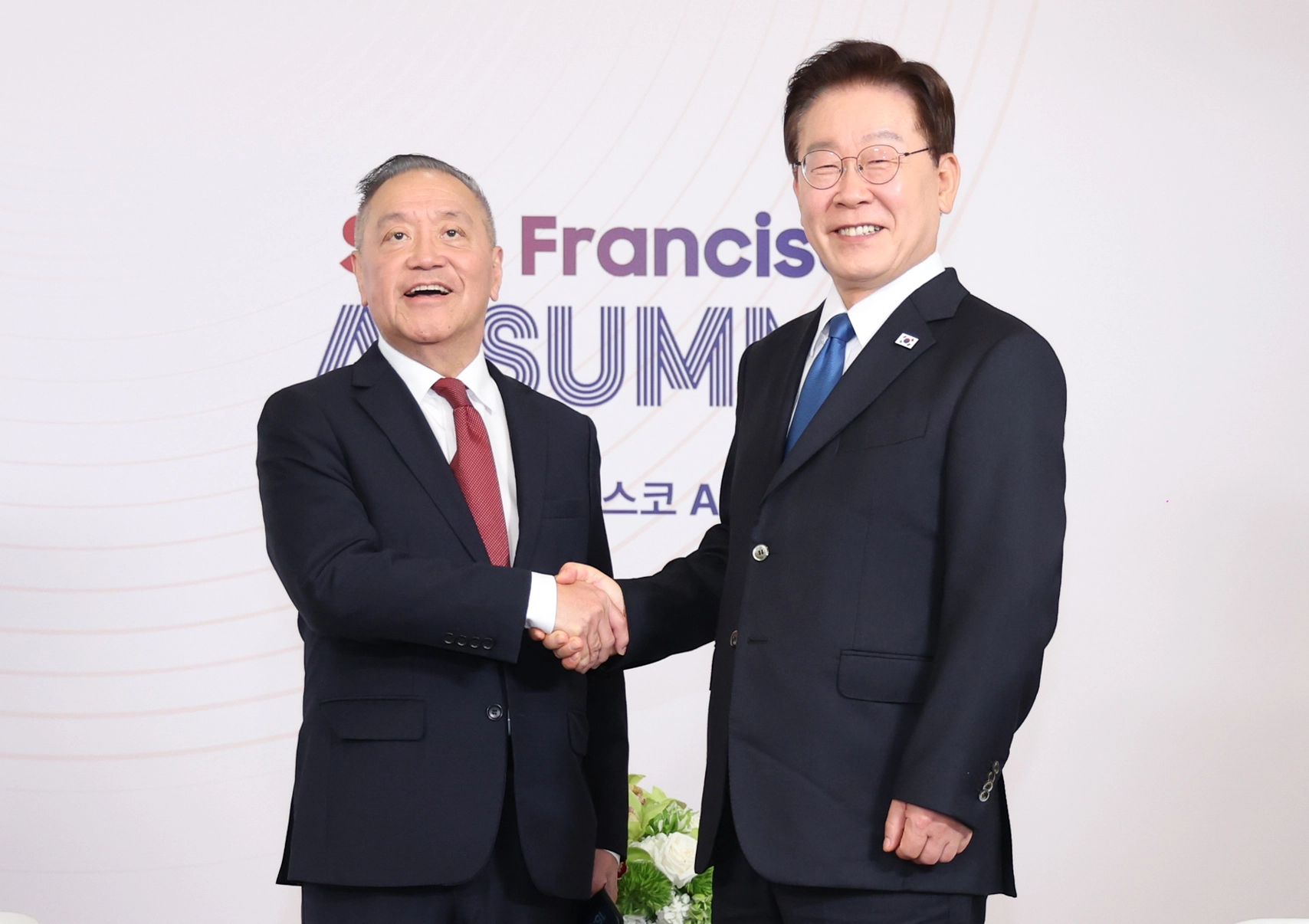 인사 나누는 이재명 대통령·혹 탄 브로드컴 CEO(샌프란시스코(미국)=뉴스1) 허경 기자 = 이재명 대통령이 24일(현지시간) 미국 샌프란시스코 한 호텔에서 혹 탄 브로드컴 사장 겸 CEO와 면담에 앞서 인사를 나누고 있다. 2026.7.25/뉴스1