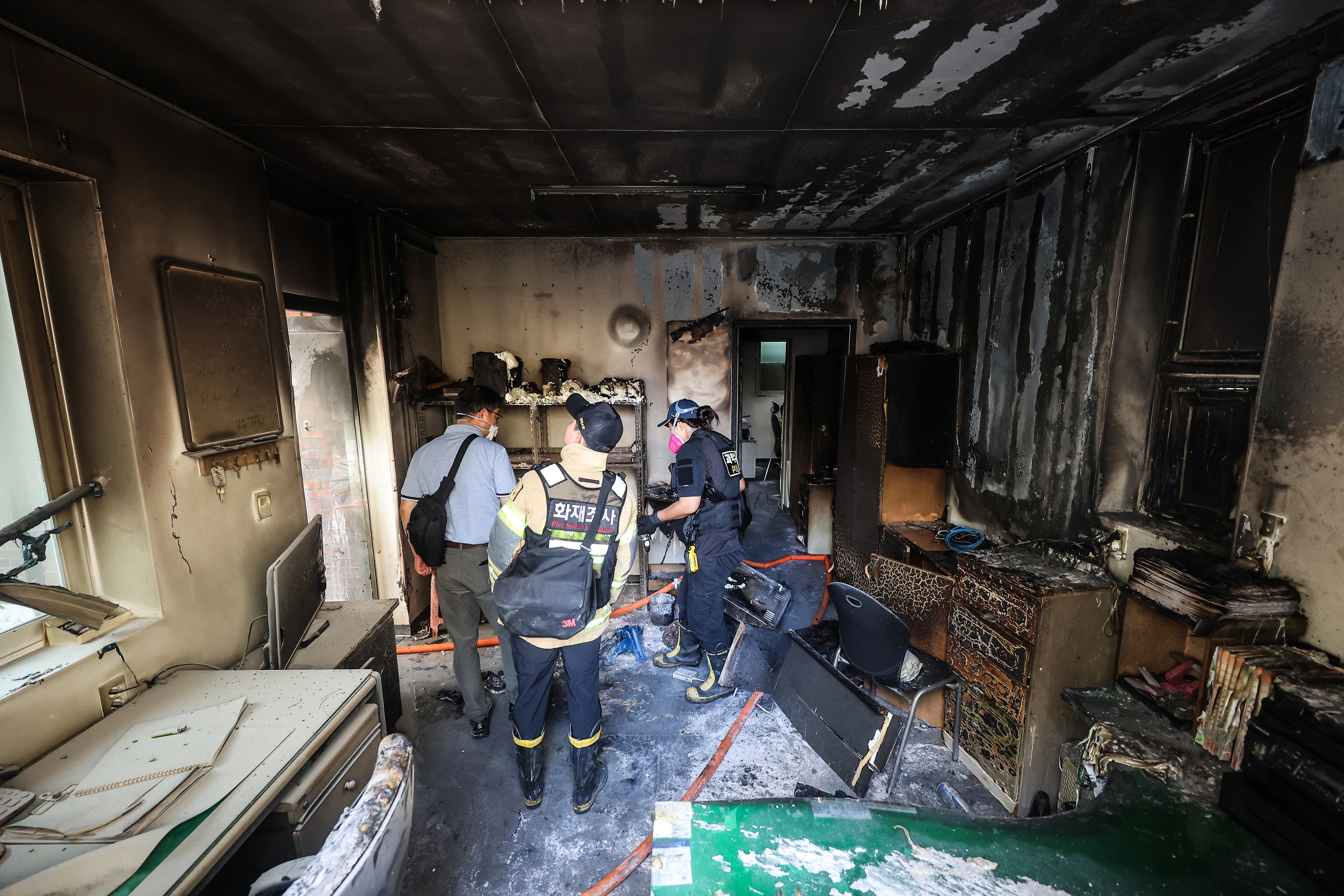 경산 아파트서 폭발 추정 사고…8명 부상  23일 오전 8시 29분께 경북 경산시 사동 한 아파트 관리실 안에서 폭발 추정 사고가 난 가운데 당국이 화재 현장을 살펴보고 있다. 2026.7.23. 연합뉴스