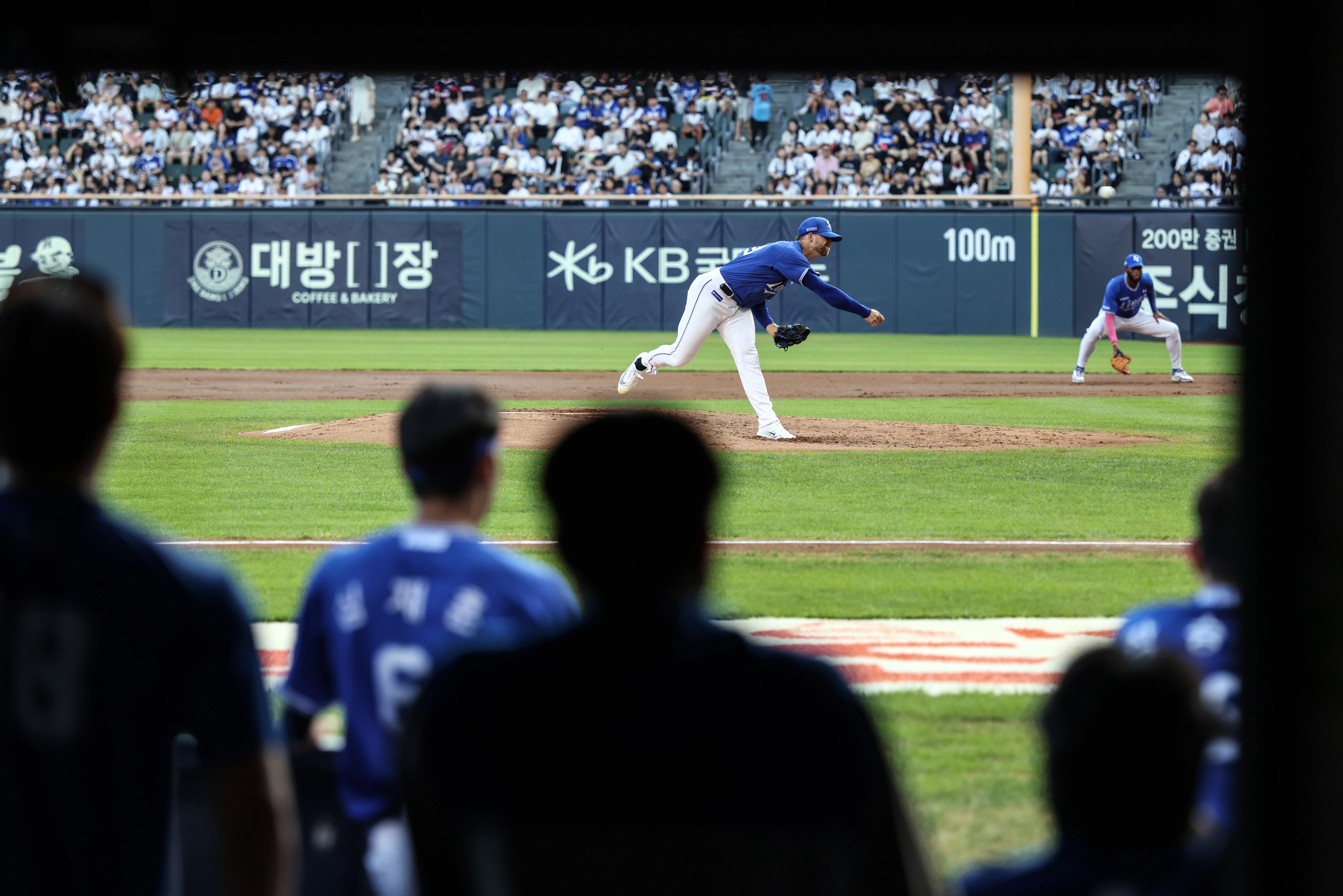 삼성 벤치에서도 팀 동료들이 26일 첫 선을 보인 오스틴 보스의 피칭을 눈여겨 보고 있다.     삼성 라이온즈 제공