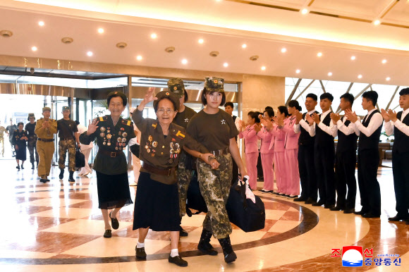 북한 조국해방전쟁 승리(정전협정 체결일ㆍ7월 27일) 73주년 경축행사에 초대된 전쟁노병들과 전시공로자들이 지난 25일 평양에 도착했다고 조선중앙통신이 26일 보도했다. 2026.7.26. 평양 조선중앙통신 연합뉴스