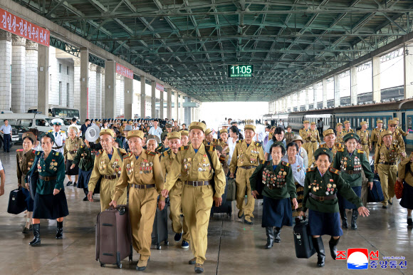 북한 조국해방전쟁 승리(정전협정 체결일ㆍ7월 27일) 73주년 경축행사에 초대된 전쟁노병들과 전시공로자들이 지난 25일 평양에 도착했다고 조선중앙통신이 26일 보도했다. 2026.7.26. 평양 조선중앙통신 연합뉴스