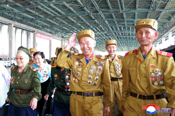 북한 조국해방전쟁 승리(정전협정 체결일ㆍ7월 27일) 73주년 경축행사에 초대된 전쟁노병들과 전시공로자들이 지난 25일 평양에 도착했다고 조선중앙통신이 26일 보도했다. 2026.7.26. 평양 조선중앙통신 연합뉴스