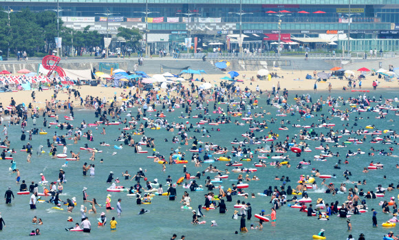 연일 찜통더위가 계속되고 있는 26일 부산 해운대해수욕장이 본격적인 피서철을 맞아 인산인해를 이루고 있다. 2026.7.26 연합뉴스