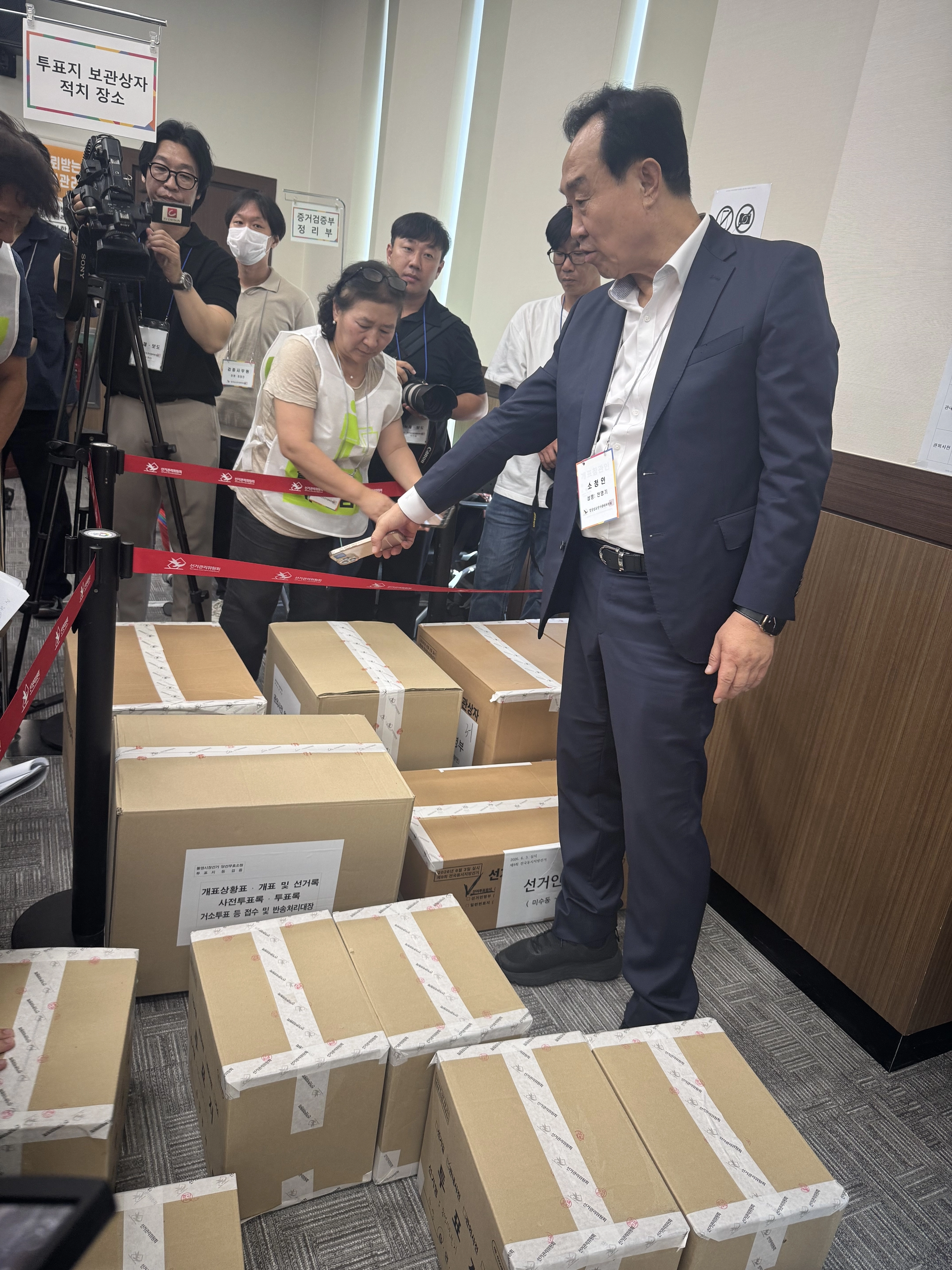 천영기 전 통영시장이 투표지 보관 상자를 검증하고 있다. 2026.7.27. 이창언 기자