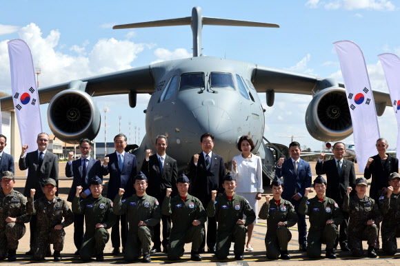 이재명 대통령, C-390 조종사 및 정비사들과 함께