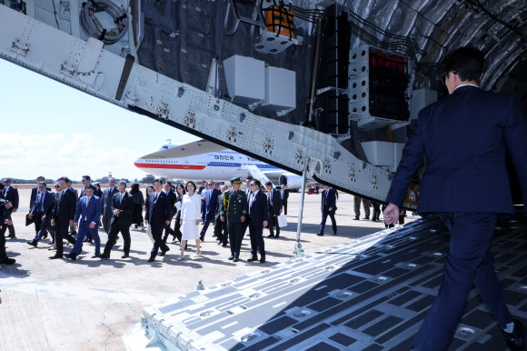 C-390 수송기 시찰하는 이재명 대통령