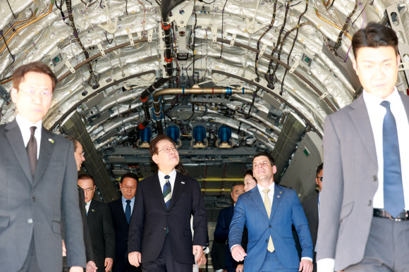 C-390 수송기 시찰하는 이재명 대통령