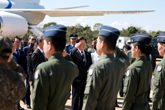 C-390 수송기 조종사 및 정비사 격려하는 이재명 대통령