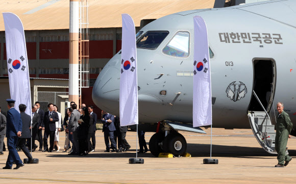 C-390 수송기 시찰하는 이재명 대통령