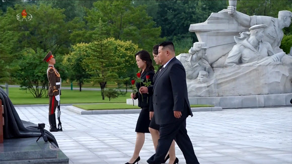 참전열사묘 헌화하는 김정은 부부와 딸 주애