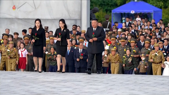 참전열사묘 찾은 김정은 부부와 딸 주애