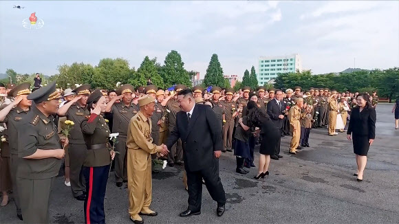 전쟁 노병과 포옹하는 김정은 딸 주애