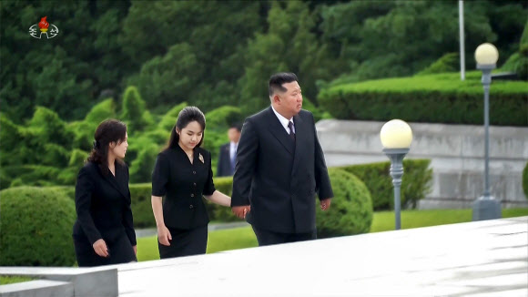 손잡고 참전열사묘 향하는 김정은과 딸 주애