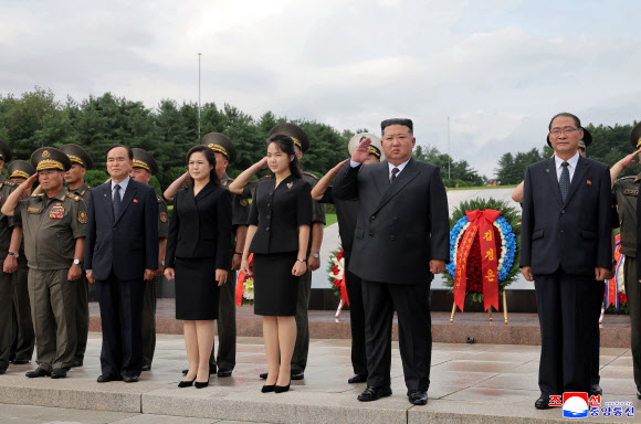 김정은, 전승절 73주년 맞아 대성산혁명열사릉 참배