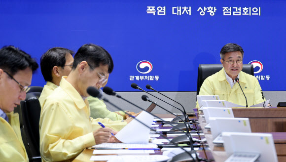 폭염 대처 상황 점검회의 주재하는 윤호중 행안부 장관