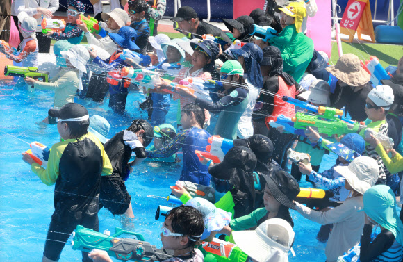 27일 부산 남구 용호별빛공원에서 열린 ‘제4회 유엔남구 물놀이축제’에서 어린이들이 물총싸움을 하고 있다. 2026.7.27 연합뉴스