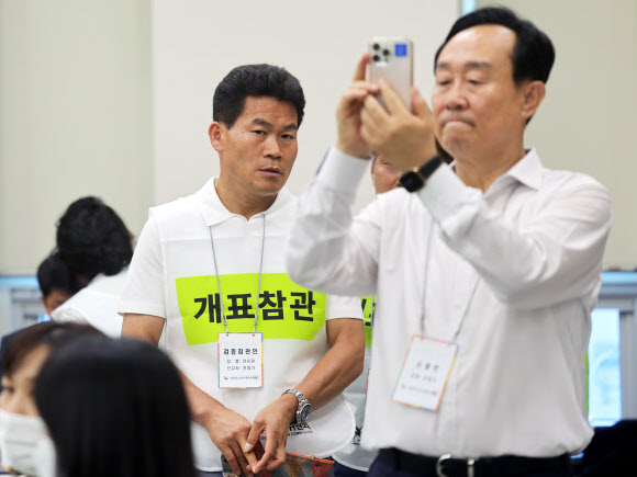 재검표 현장 찾은 천영기 전 시장.전한길