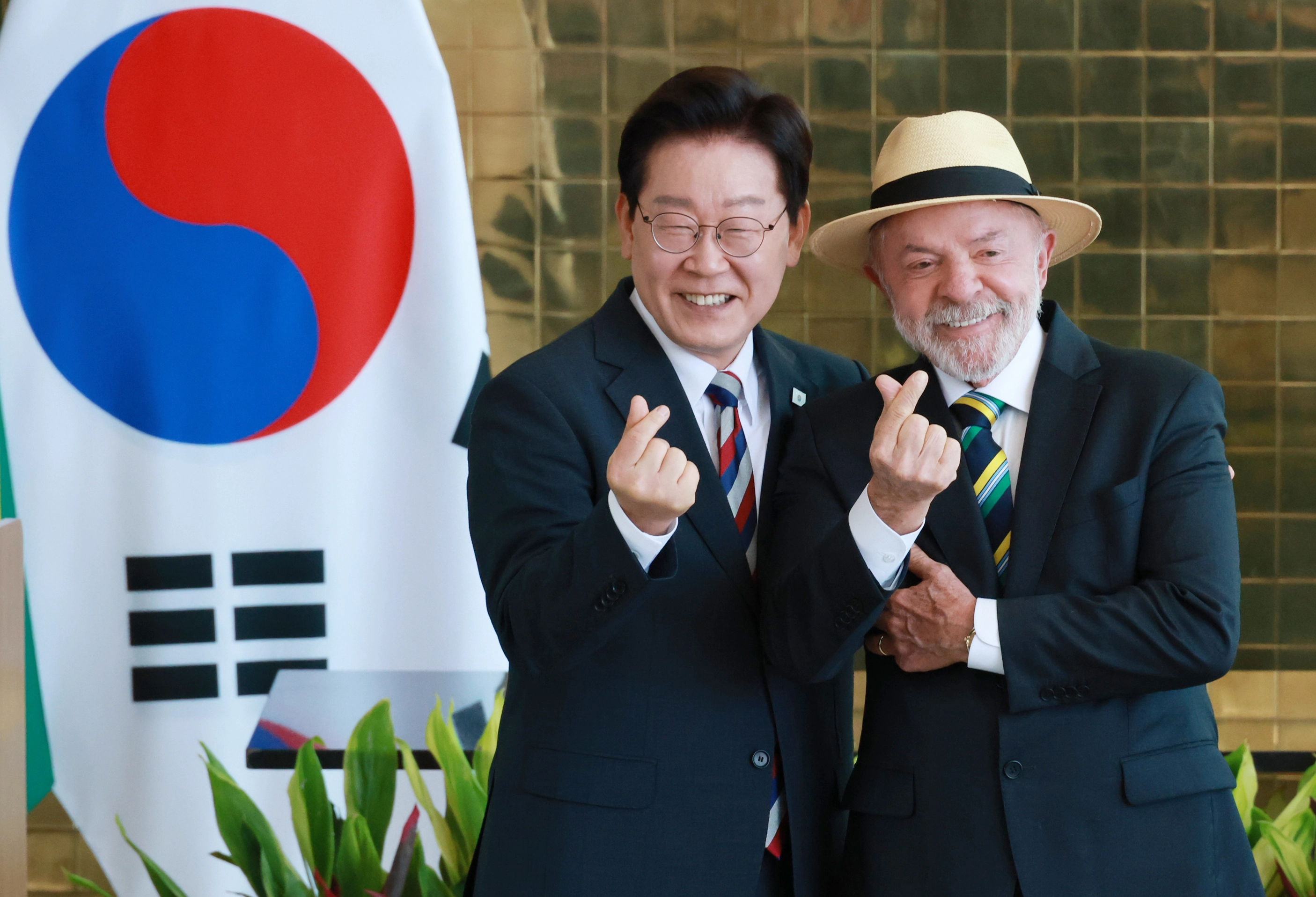 이재명 대통령과 루이스 이나시우 룰라 다시우바 브라질 대통령이 27일(현지시간) 브라질리아 대통령관저에서 공동언론발표를 마친 뒤 취재진을 향해 손가락 하트를 만들어보이고 있다. 연합뉴스