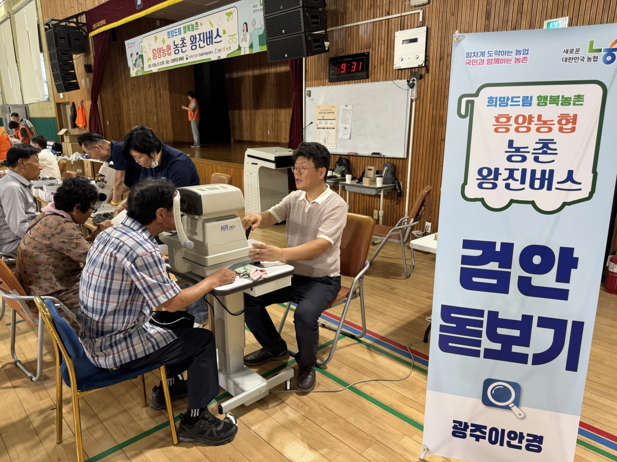 지난 23일 고흥군 도화중학교 체육관에서 열린 농촌왕진버스 진료 모습.