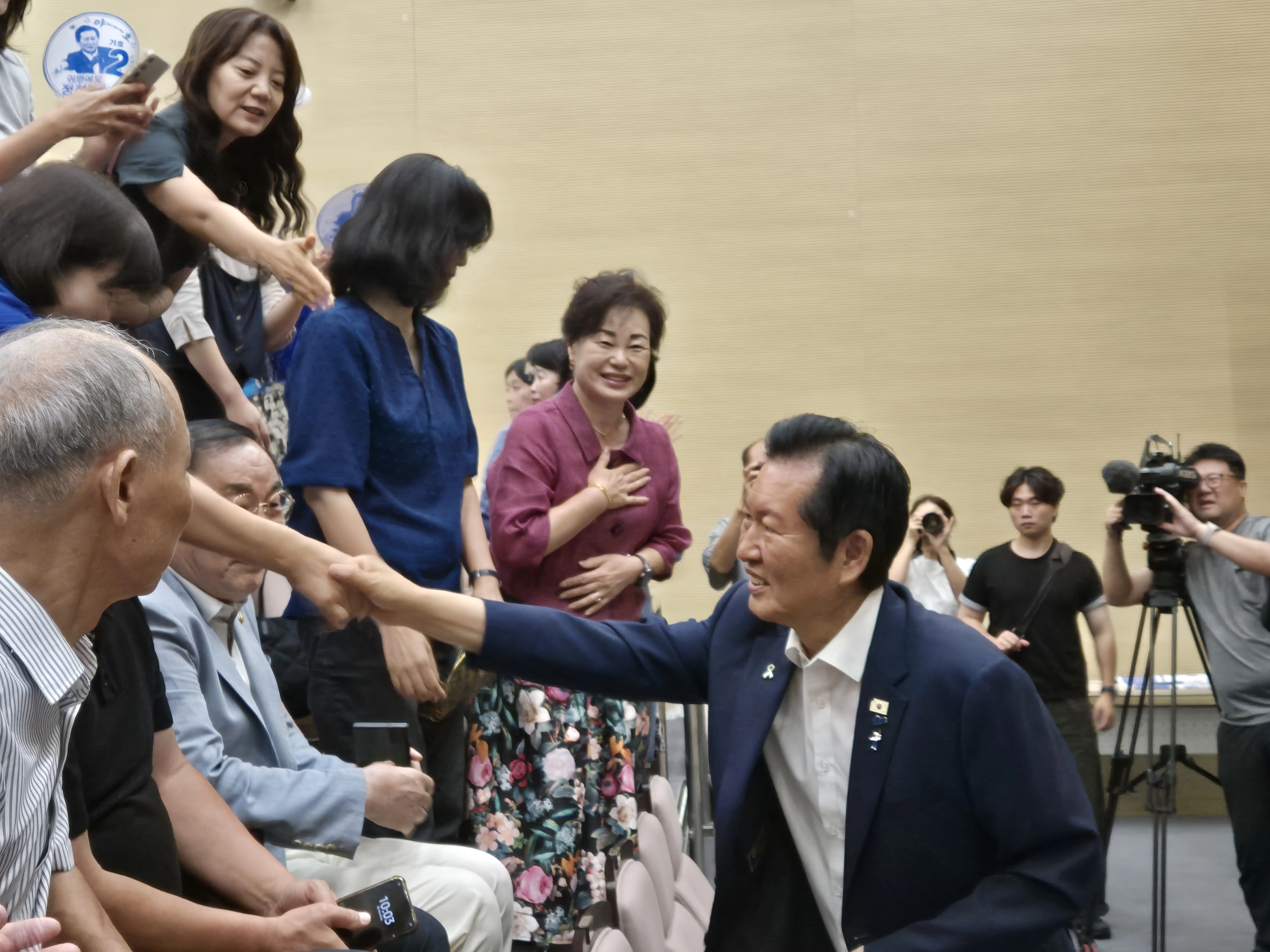 더불어민주당 8·17 전당대회 정청래 당대표 후보가 28일 세종 해밀동 행정복지센터에서 열린 당원 간담회에 참석한 당원 한 사람 한 사람의 손을 붙잡고 인사를 나누고 있다. 행사장을 찾은 200여명의 당원은 ‘개혁당대표! 2번 정청래’라고 적힌 손팻말을 들고 정 후보를 맞았다.
세종 반영윤 기자