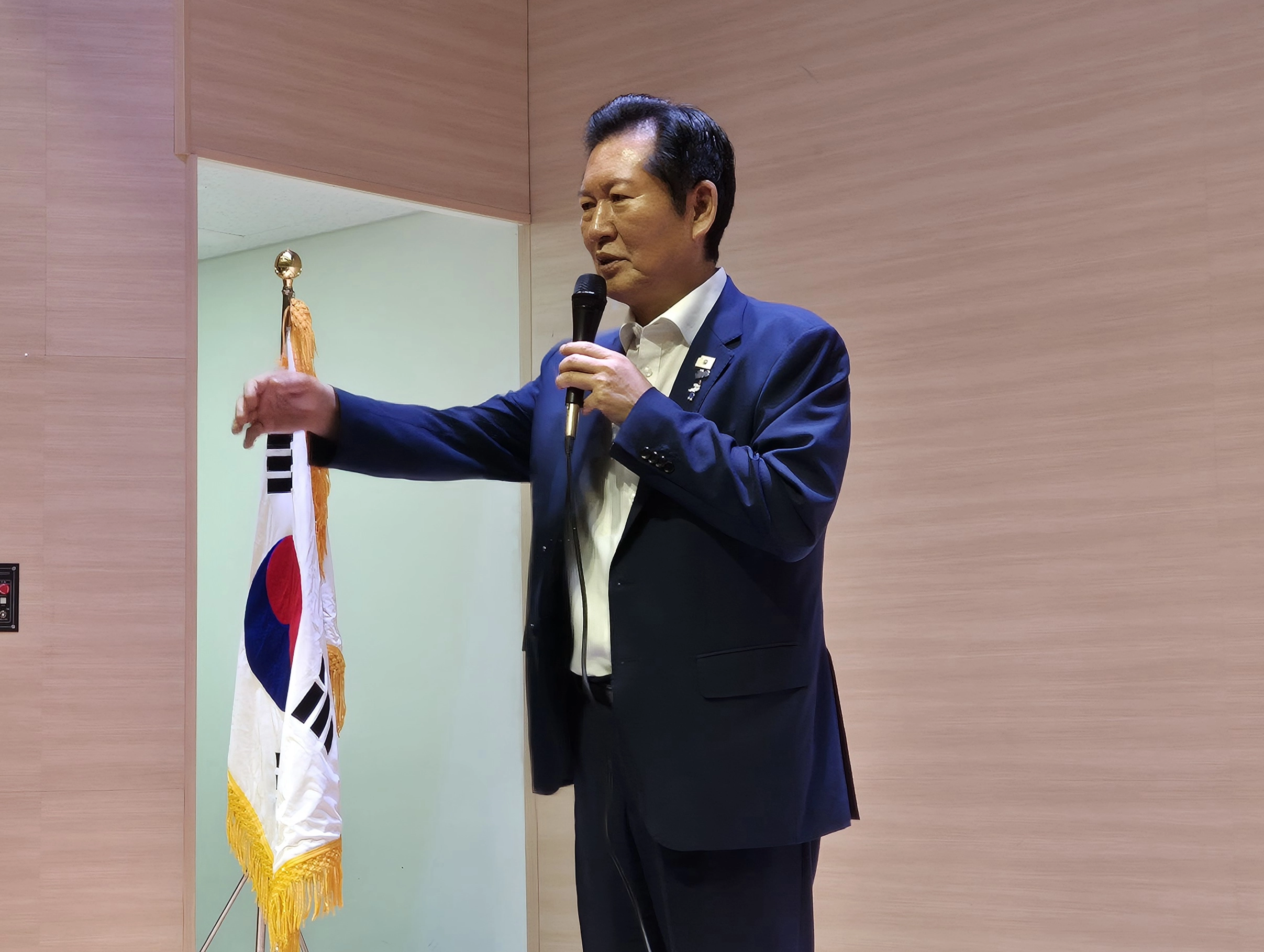 더불어민주당 8·17 전당대회 정청래 당대표 후보가 28일 세종 해밀동 행정복지센터에서 열린 당원 간담회에서 이해찬 전 총리 부부와의 인연을 이야기하며  민주당의 정통성과 당원주권을 강조하고 있다. 정 후보는 이날 이재명 정부 성공을 위해 자신이 당대표가 돼야 한다는 주장을 이어갔다.
세종 반영윤 기자