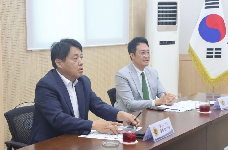 ▲ 지난 27일 용인서부소방서에서 용인시 관내 도의원들과 함께 ‘소방분야 지역현안 간담회’를 개최한 김용찬 의원(사진=경기도의회)