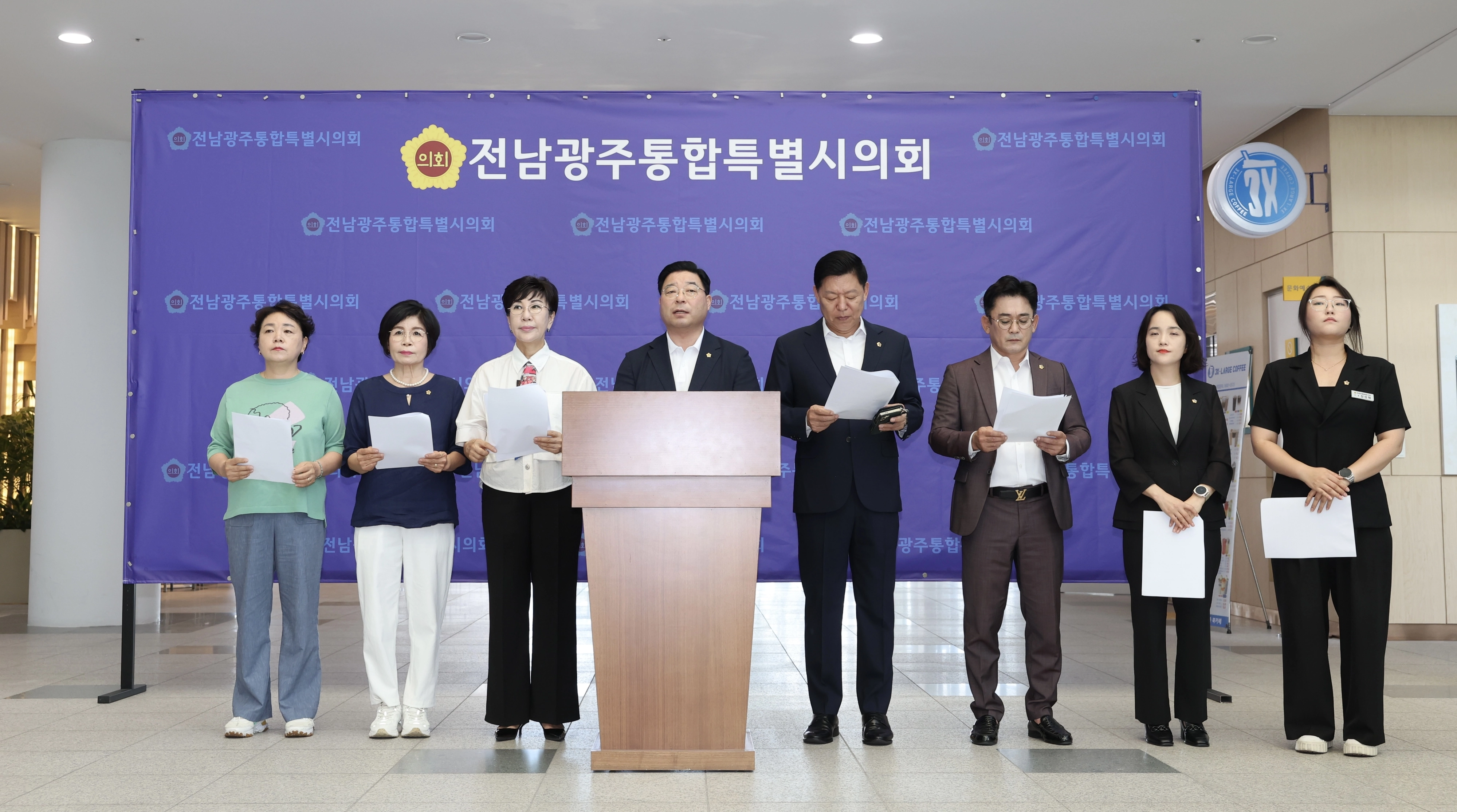 순천지역 통합특별시의원들이 동부청사에서 기자회견을 열고 “통합의료벨트 추진을 즉각 유보하라”고 촉구하고 있다.