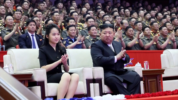 김정은 북한 국무위원장이 지난 27일 평양에서 전쟁 노병, 전시공로자들과 함께 조국해방전쟁승리 73주년 기념공연을 관람했다고 조선중앙TV가 28일 보도했다. 공연에는 김 위원장의 부인 리설주 여사와 딸 주애도 함께했다. 2026.7.28. 조선중앙TV 화면·연합뉴스