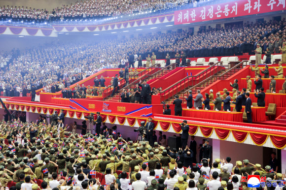 김정은 북한 국무위원장이 지난 27일 평양에서 6·25전쟁 정전협정 체결 73주년(전승절)을 기념하는 공연에 참석했다고 조선중앙통신이 28일 보도했다.기념공연에는 딸 주애와 부인 리설주도 동행했다. 2026.7.28. 평양 조선중앙통신 연합뉴스