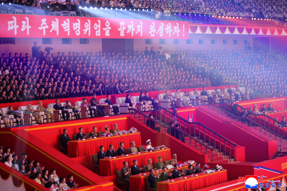 김정은 북한 국무위원장이 지난 27일 평양에서 6·25전쟁 정전협정 체결 73주년(전승절)을 기념하는 공연에 참석했다고 조선중앙통신이 28일 보도했다.기념공연에는 딸 주애와 부인 리설주도 동행했다. 2026.7.28. 평양 조선중앙통신 연합뉴스