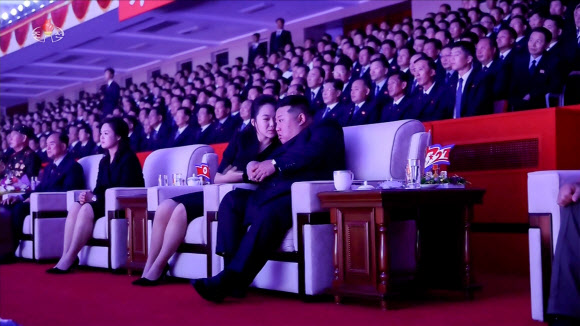김정은 북한 국무위원장이 지난 27일 평양에서 열린 조국해방전쟁승리 73주년 기념공연을 딸 주애와 나란히 앉아 관람하며 대화하고 있다. 2026.7.28. 조선중앙TV 화면·연합뉴스