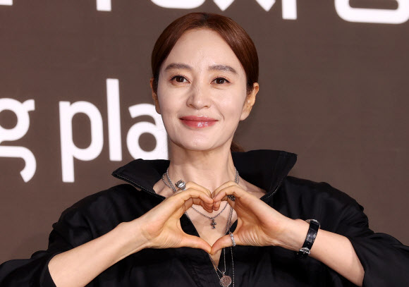 배우 김혜수가 28일 서울 중구 앰배서더서울풀만호텔에서 열린 쿠팡플레이 시리즈 ‘지금 불륜이 문제가 아닙니다’ 제작보고회에 참석, 포즈를 취하고 있다. 2026.7.28  연합뉴스