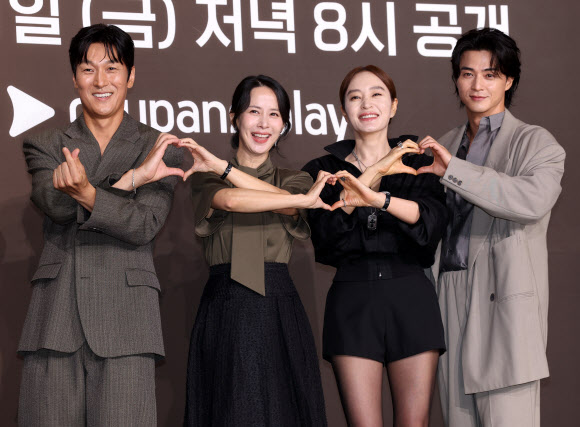 28일 서울 중구 앰배서더서울풀만호텔에서 열린 쿠팡플레이 시리즈 ‘지금 불륜이 문제가 아닙니다’ 제작보고회에서 배우 김재철(왼쪽부터), 조여정, 김혜수, 김지훈이 포즈를 취하고 있다. 2026.7.28  연합뉴스