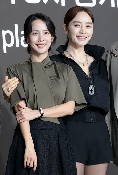 배우 조여정과 김혜수(오른쪽)가 28일 서울 중구 앰배서더 서울 풀만 호텔에서 열린 쿠팡플레이 시리즈 ‘지금 불륜이 문제가 아닙니다’ 제작발표회에서 포즈를 취하고 있다. ‘지금 불륜이 문제가 아닙니다’는 행복한 가정을 팔아온 인기 인플루언서 부부와 진흙탕 이혼 소송 중인 이웃집 의사 부부가 불륜조차 하찮아지는 감당 불가한 비밀로 얽히면서 폭주하는 연쇄 추돌 블랙 코미디이다. 2026.7.28 뉴스1